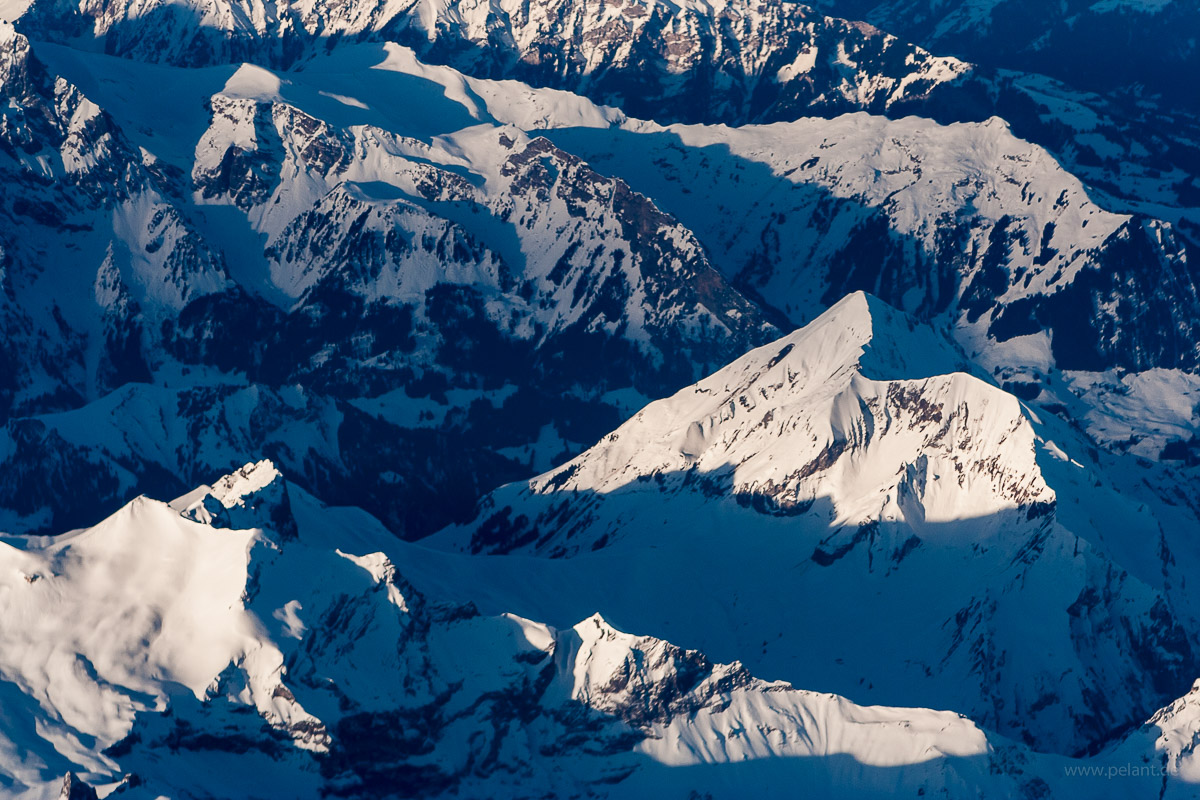 Luftaufnahme von den Bergen Dreispitz und Schwalmere in den Berner Alpen
