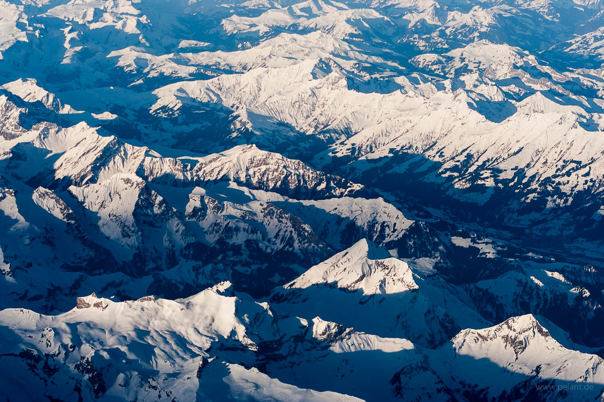 Luftbild der Berner Alpen mit Dreispitz, Schwalmere, Niesenkette und dem Kandertal