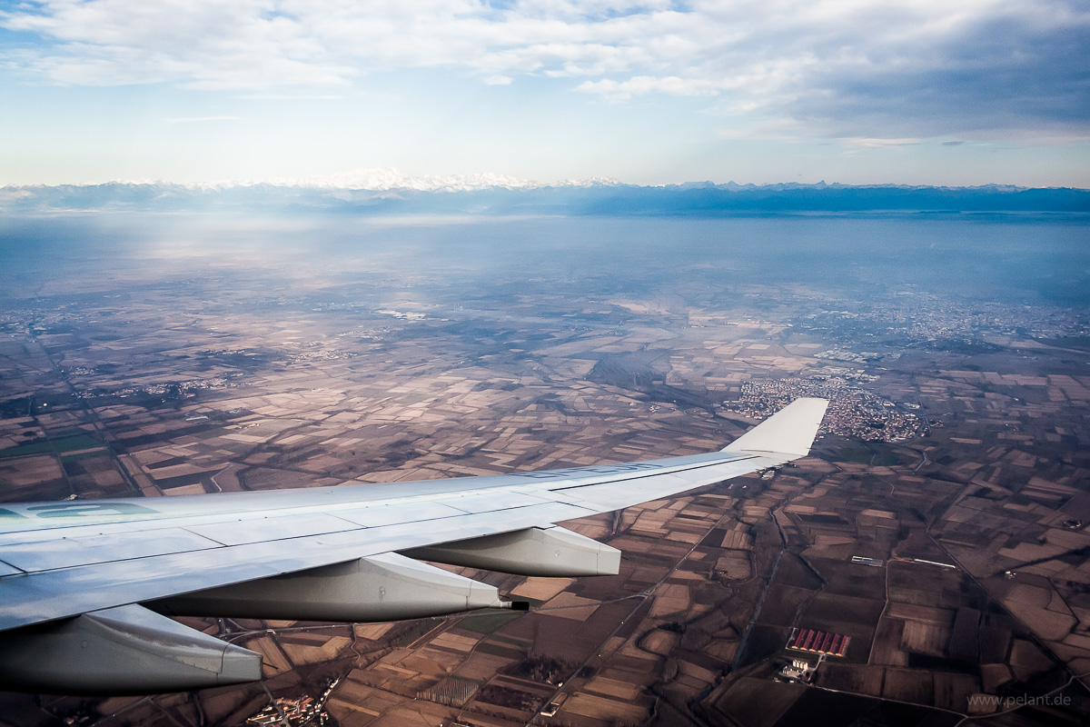 Blick ber die Poebene zu den Alpen aus dem Flugzeug mit Tragflche