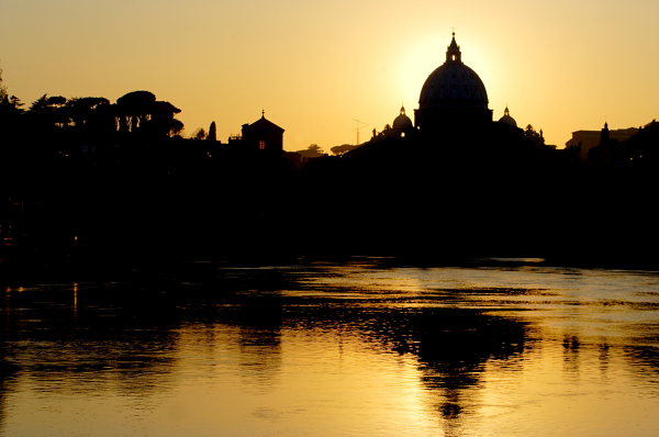 Sonnenuntergang in Rom - die Silhouette des Petersdoms