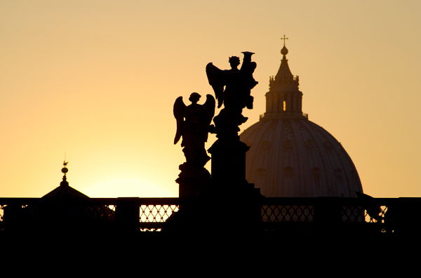 Sonnenuntergang in Rom - Umrisse von Statuen der Engelsbrcke und der Kuppel des Petersdoms