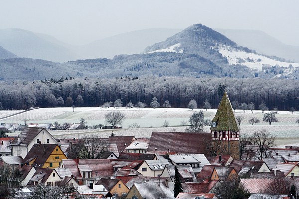 Neuschnee Walddorf im Winter, dahinter Schwbische Alb und Achalm
