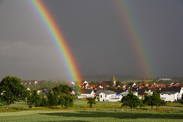 Doppelter Regenbogen ber Walddorf