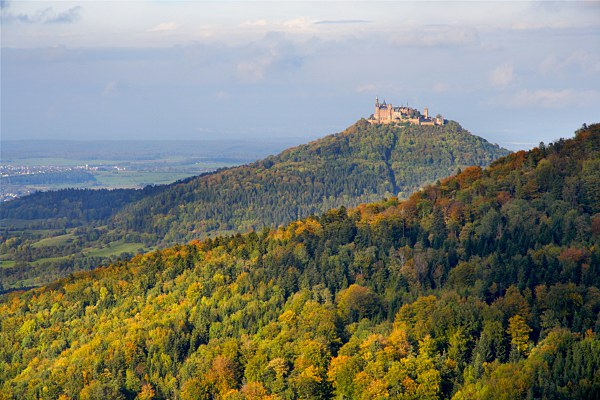 Blick auf die Burg Hohenzollern im Herbst