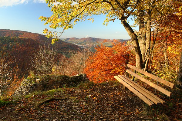Sitzbank mit Blick auf den Albtrauf im Herbst