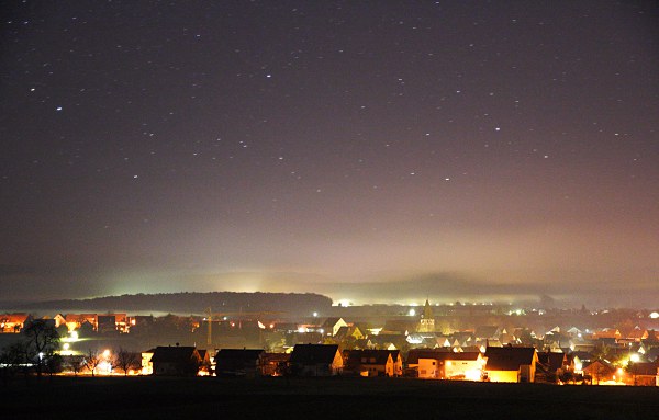 Walddorf bei Nacht