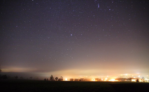 Walddorf bei Nacht im Nebel