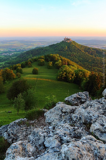 Blick auf den Hohenzollern bei Sonnenaufgang vom Zeller Horn (Schwbische Alb)