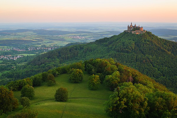 Blick auf den Hohenzollern bei Sonnenaufgang vom Zeller Horn (Schwbische Alb)