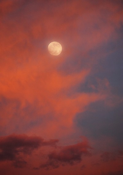 Mond hinter roten Wolken (Abendrot)
