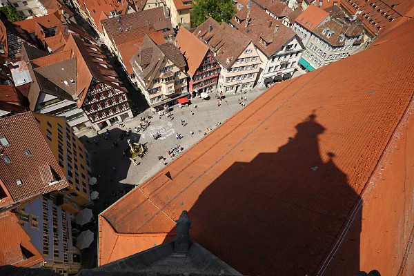 Schatten des Kirchturms auf dem Dach und der Holzmarkt