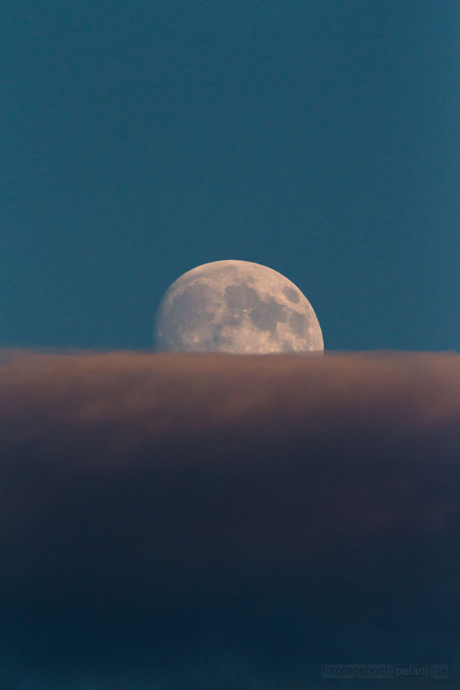 „Mondaufgang“ ber einem Wolkenband am Himmel