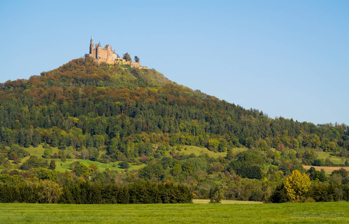 Blick auf die Burg Hohenzollern mit beginnender Herbstverfrbung