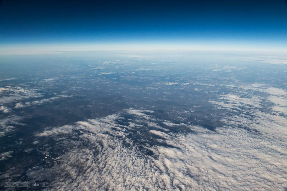 ber den Wolken... Blick aus dem Flugzeug