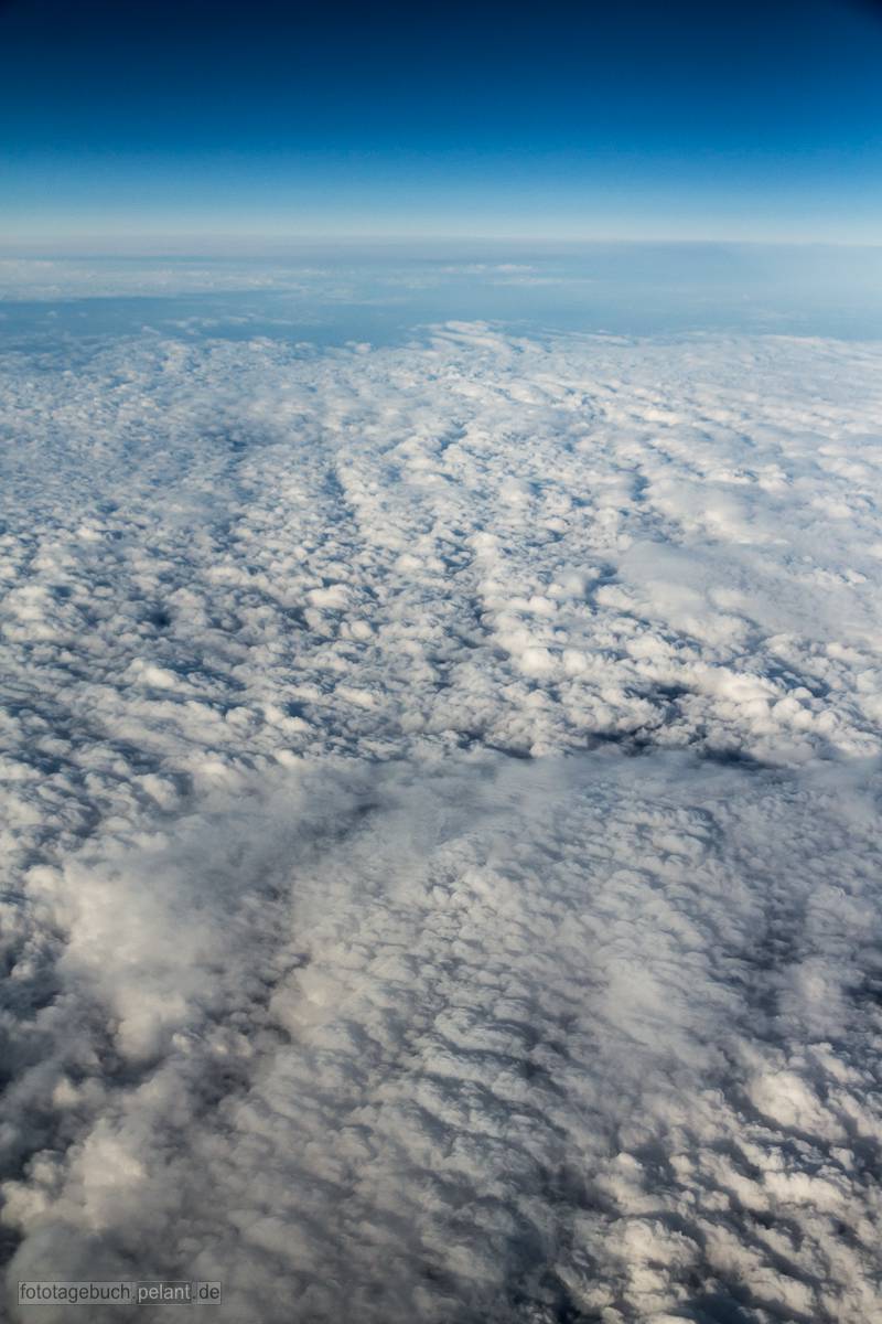 ber den Wolken... Blick auf Wolken aus dem Flugzeug