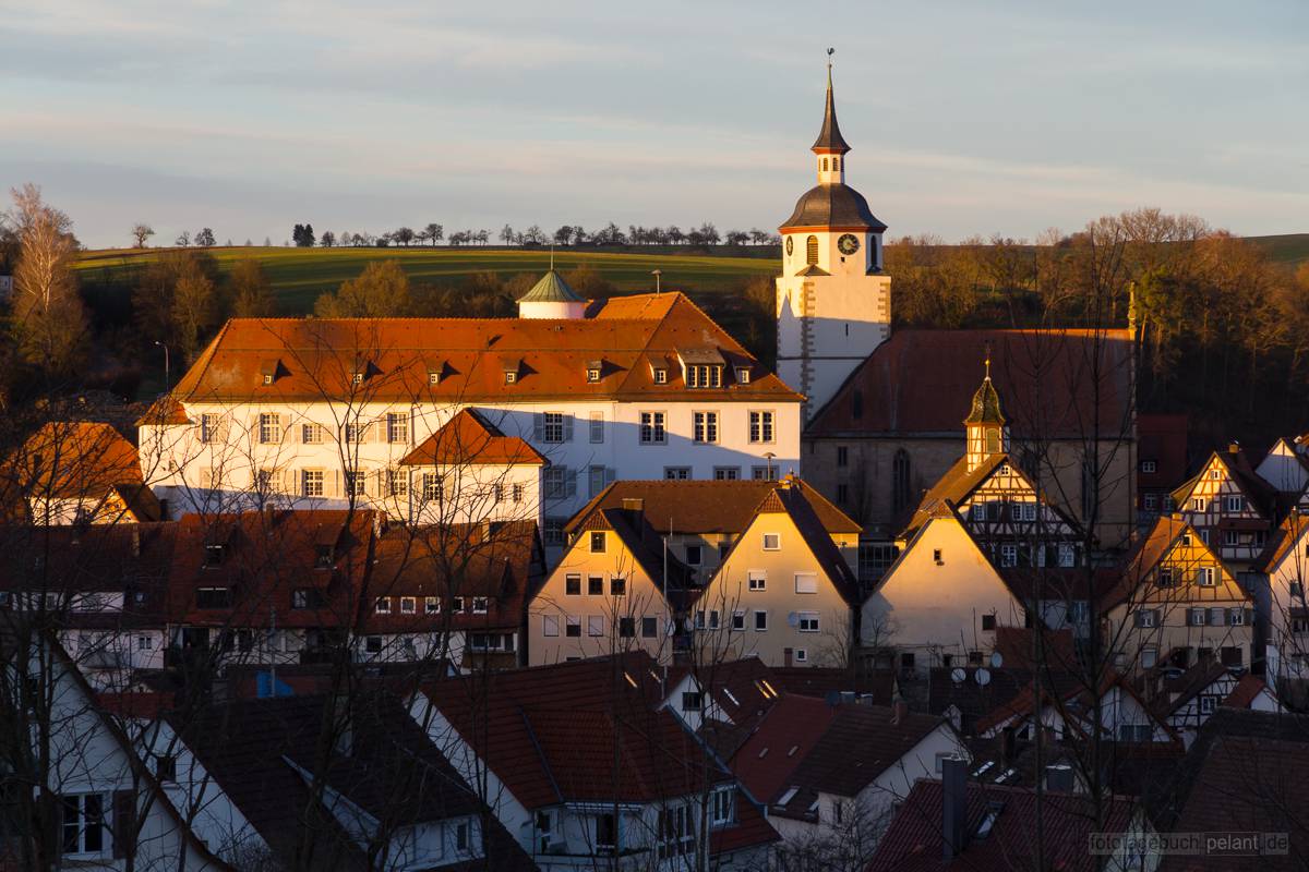 Blick auf das Waldenbucher Stdtle mit Schloss, Stadtkirche und altem Rathaus (Fachwerkhaus mit Trmchen vor der Kirche)
