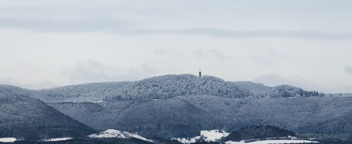 Blick auf den Roberg mit Robergturm, Albtrauf, im Winter