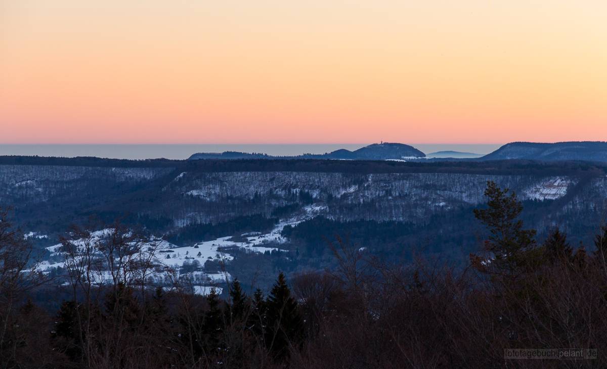 Blick auf den Roberg (mit Turm) auf der Schwbischen Alb whrend der Morgendmmerung (Sonnenaufgang) im Winter