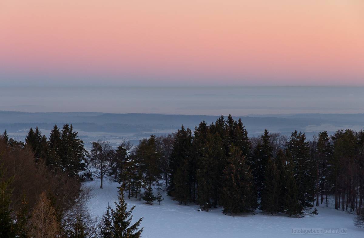 Blick vom Raichbergturm auf das Albvorland mit Morgenrot