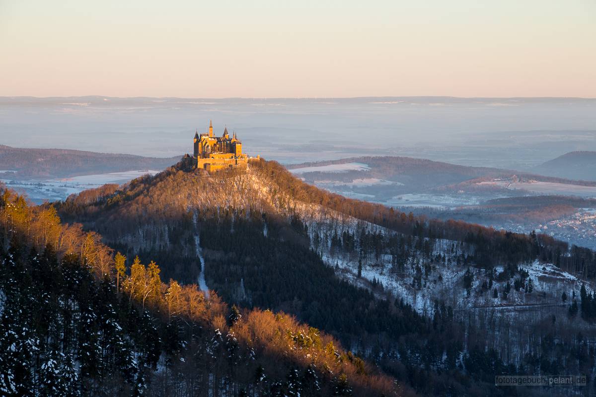 Blick auf die Burg Hohenzollern bei Sonnenaufgang (im Morgenlicht) im Winter