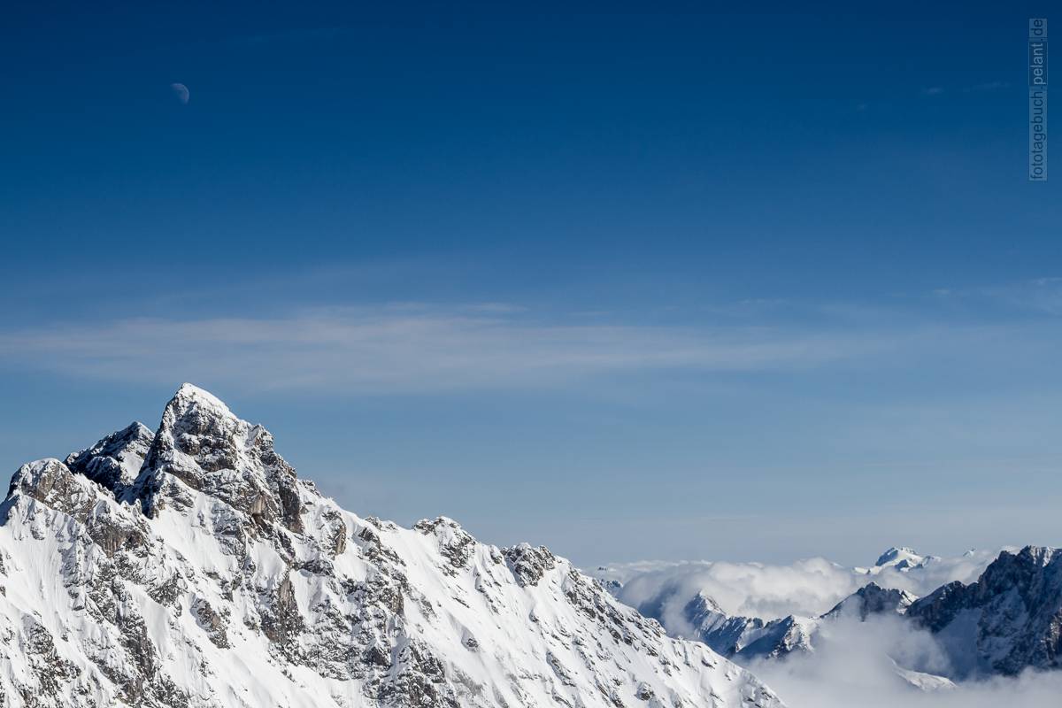 Berge mit Schnee und Mond am blauen Himmel (Alpen)