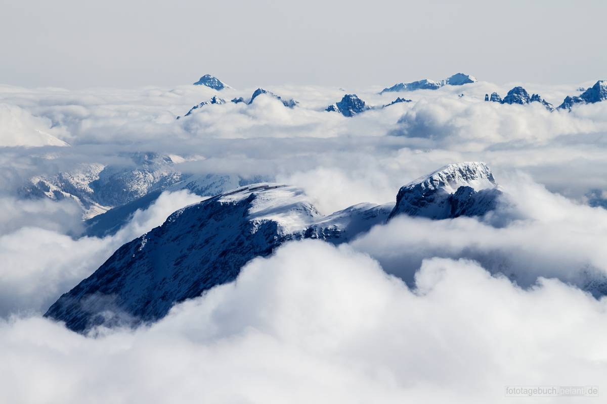 wolkenverhangene Berge (Alpen), Blick von der Zugspitze