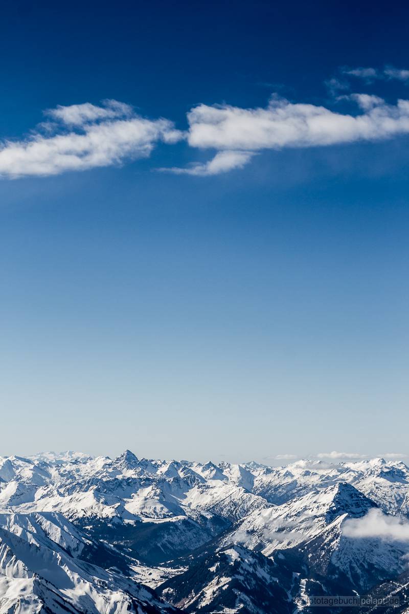 Alpen im Winter, Blick von der Zugspitze Richtung Hochvogel, blauer Himmel