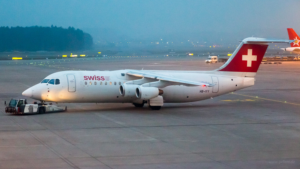HB-IYY | Swiss Global Air Lines | Avro RJ100 am Flughafen Zrich ZRH