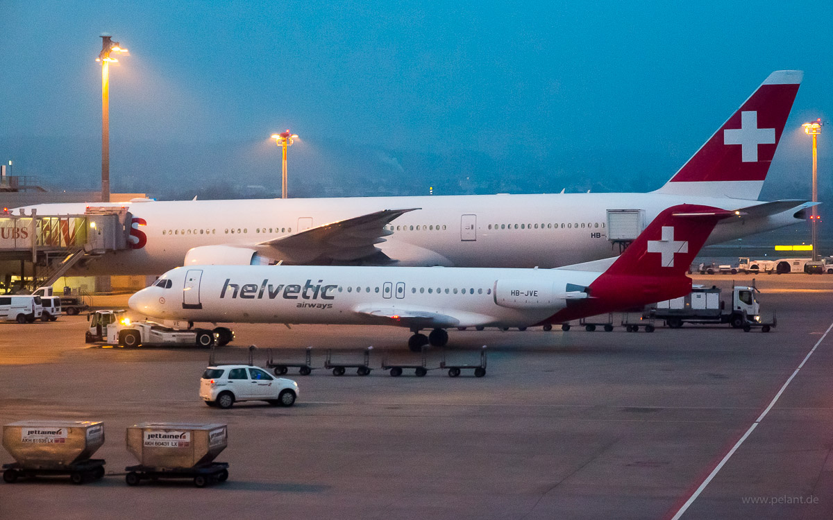HB-JVE | Helvetic Airways | Fokker 100 am Flughafen Zrich ZRH