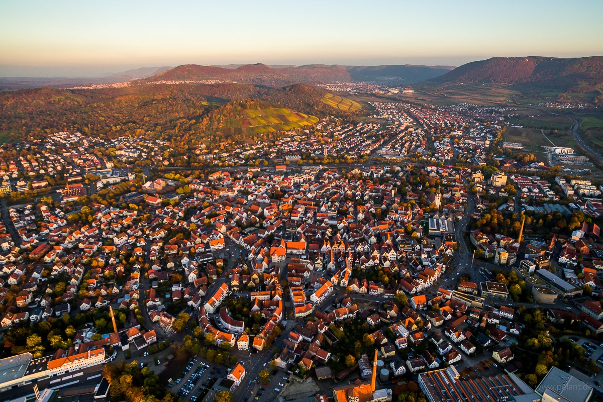 Luftaufnahme von der Stadt Metzingen im Herbst