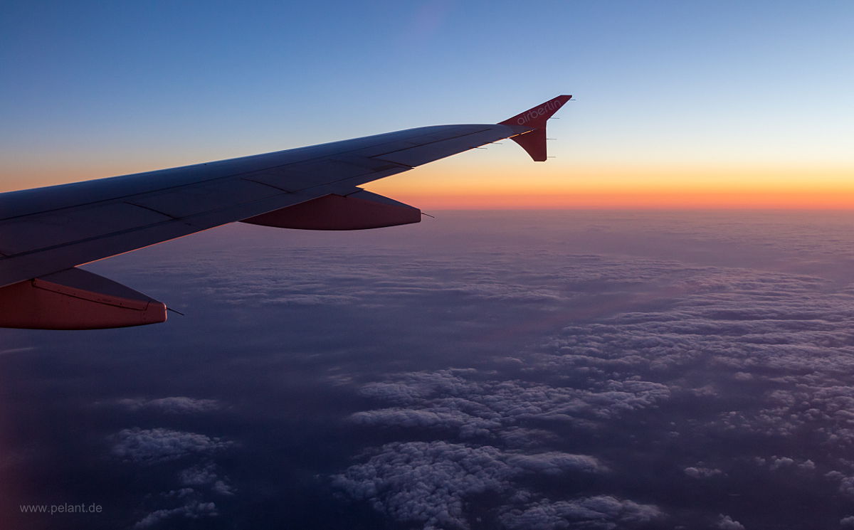 Dmmerung ber den Wolken (Blick aus dem Flugzeugfenster)
