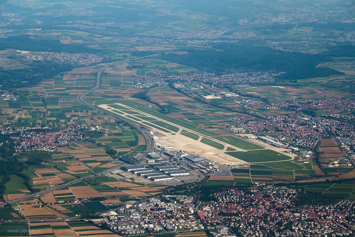 Blick aus dem Flugzeug auf den Stuttgarter Flughafen