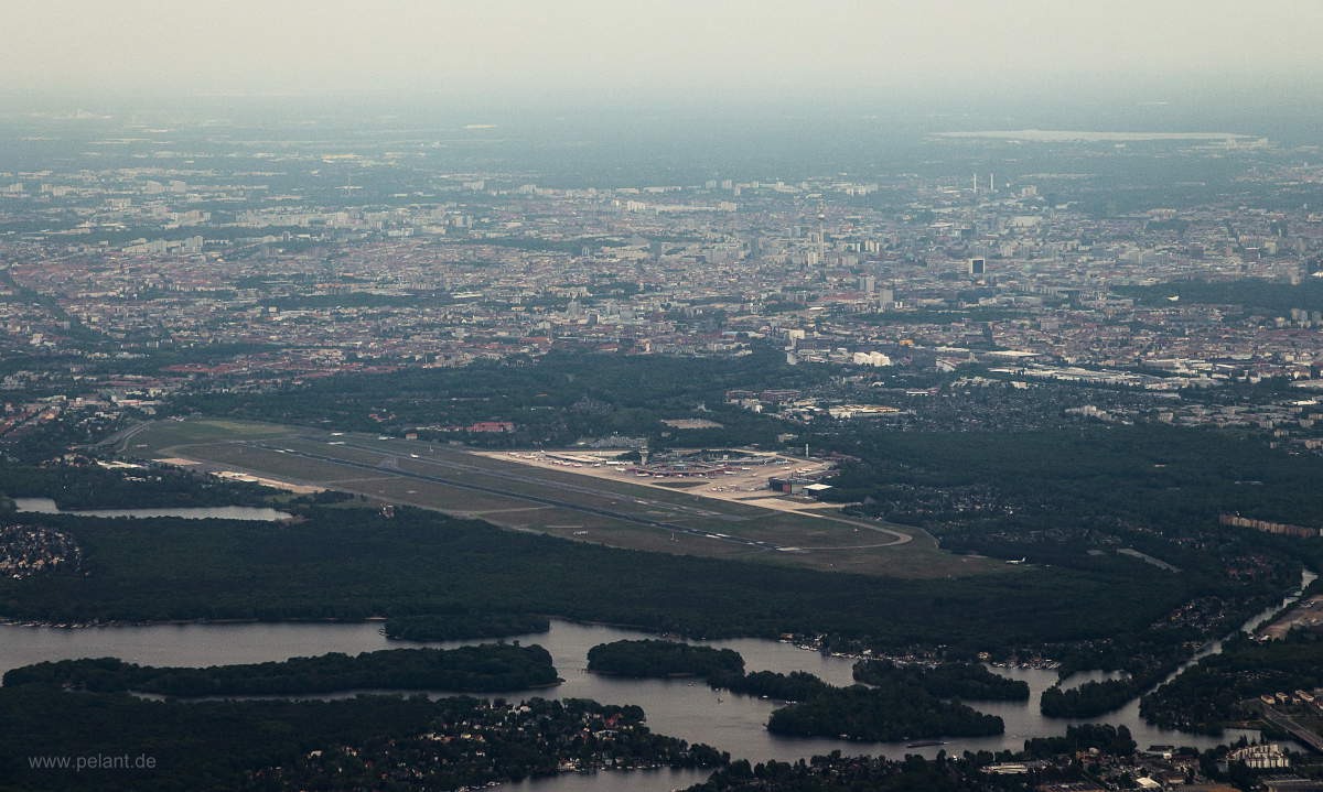Blick auf den Flughafen Tegel und Berlin mit dem Tegeler See im Vordergrund