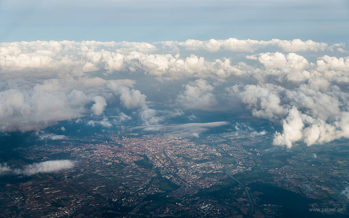 Blick aus dem Flugzeugfenster auf Nrnberg unter Wolken