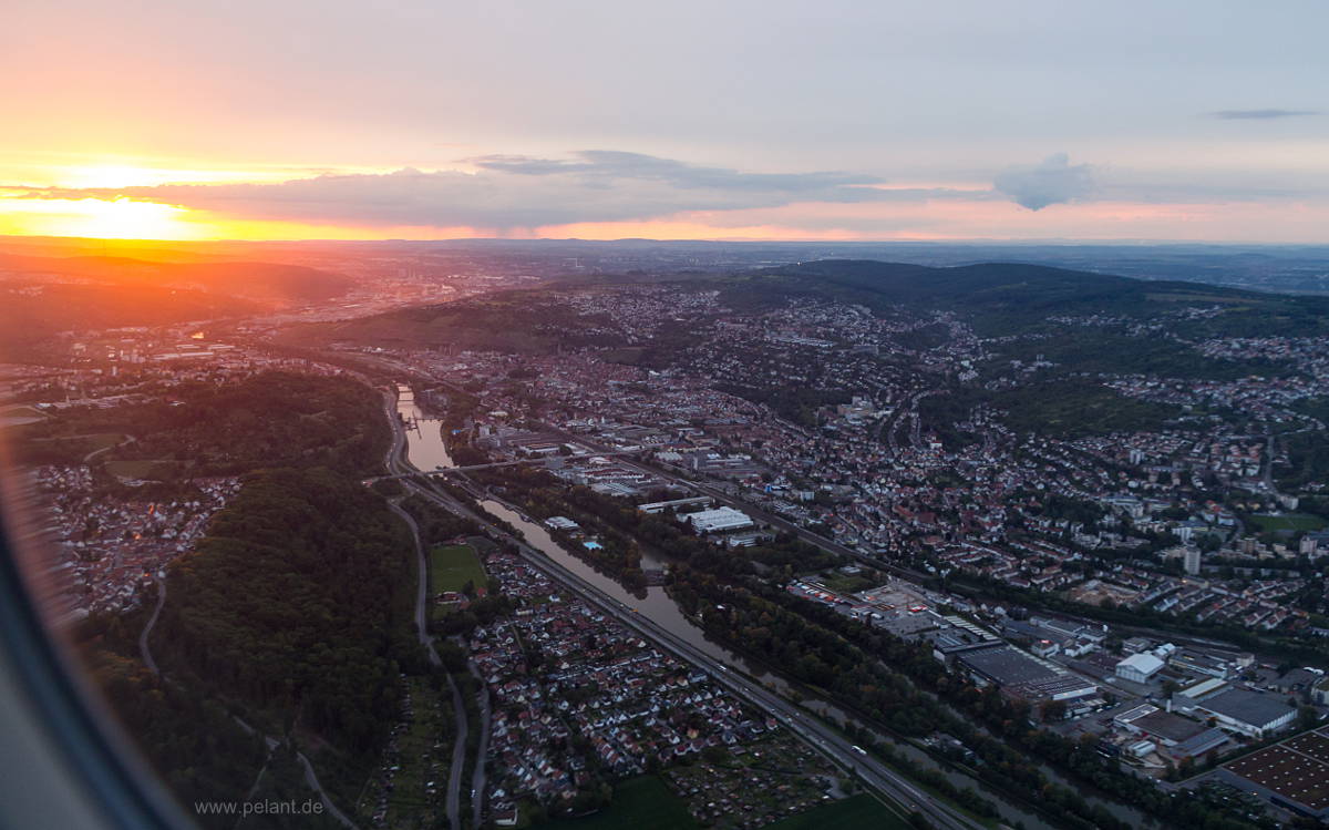 Blick auf das Neckartal mit Esslingen whrend dem Landeanflug auf STR zum Sonnenuntergang