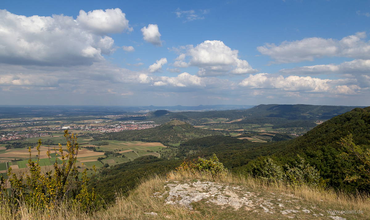 Blick vom Breitenstein in stliche Richtung auf die Limburg und Weilheim a.d. Teck mit den Drei Kaiserbergen am Horizont