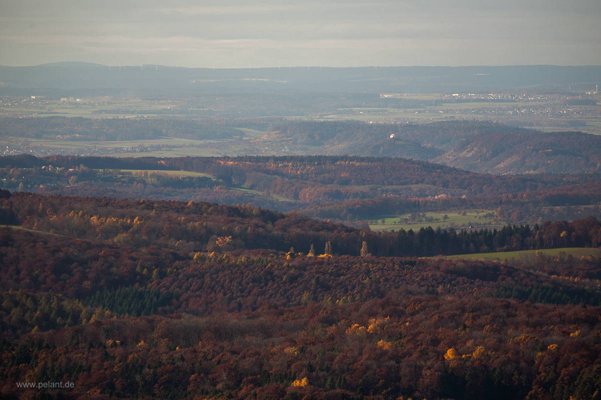 Blick von der Pfullinger Wanne Richtung ONO zur Wurmlinger Kapelle und dem Schwarzwald am Horizont