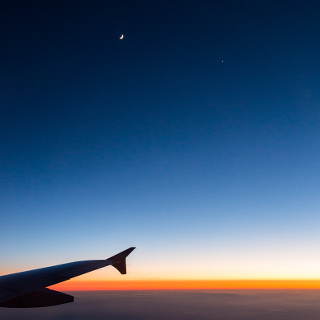 Mond und Venus (rechts) in der Abenddmmerung ber den Wolken (Blick aus dem Flugzeug, Luftaufnahme)