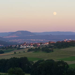 Mondaufgang ber Altenriet mit Blick auf die Schwbische Alb mit Jusi
