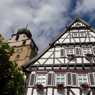 Fachwerkhaus und der Turm der Stiftskirche in Herrenberg