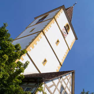 Kirchturm der Mauritiuskirche und Fachwerkhaus in Holzgerlingen