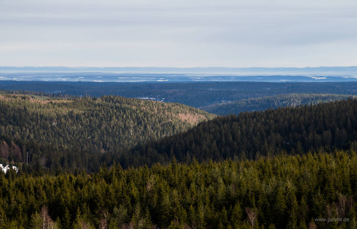 Blick vom Hohlohturm ber den Schwarzwald zur Schwbischen Alb am Horizont
