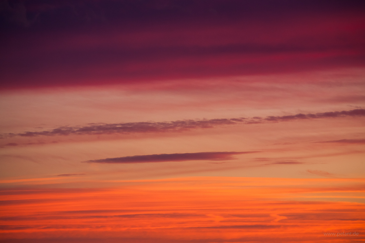 Abendrot - rote und violette Wolken am Himmel