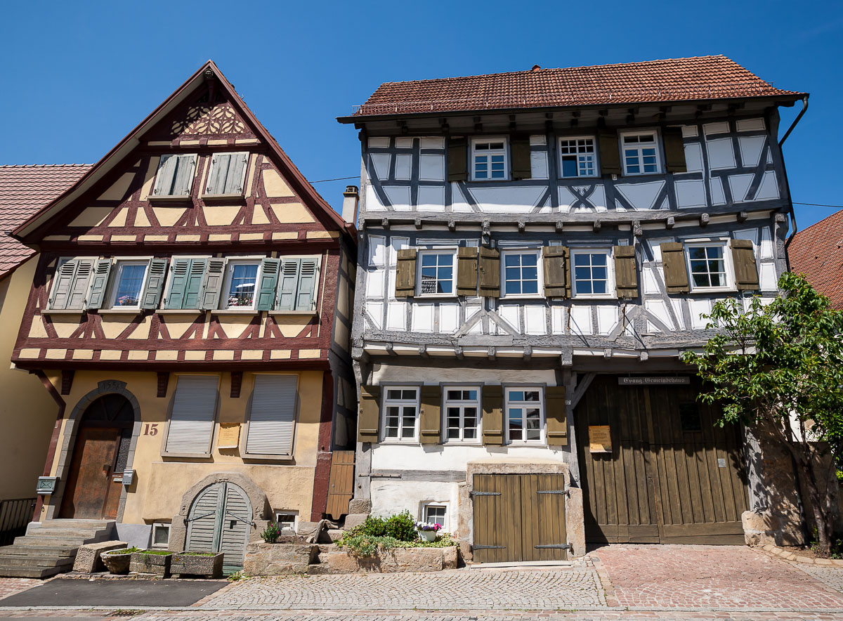 Fachwerkhuser in Aichtal-Grtzingen, rechts das evangelische Gemeindehaus