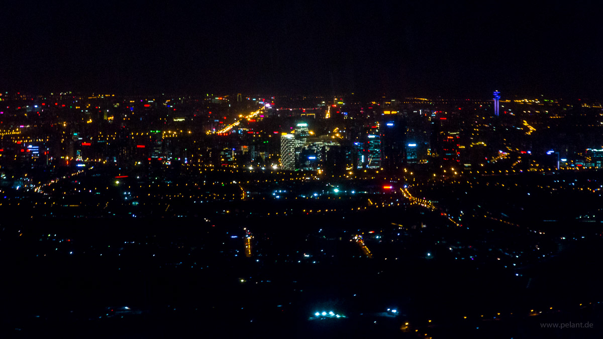 Luftaufnahme von Wangjing (Peking) bei Nacht
