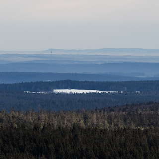 Blick vom Hohlohturm ber den Schwarzwald zum Stuttgarter Fernsehturm und der Schwbischen Alb