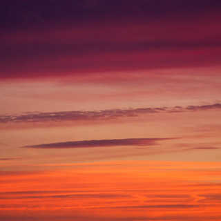 Abendrot - rote und violette Wolken am Himmel