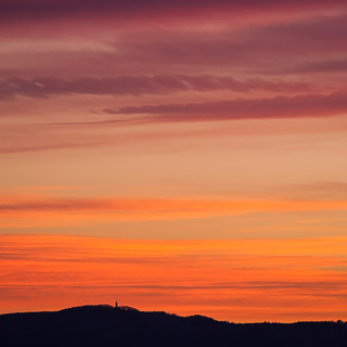 Abendrot ber der Silhoette der Schwbischen Alb mit dem Roberg und Robergturm