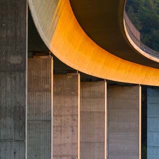 Die Aichtalbrcke (B27) im Abendlicht