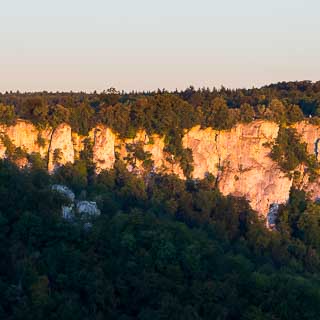 Albglhen am Rutschenfelsen - der Albtrauf bei Bad Urach im Morgenlicht